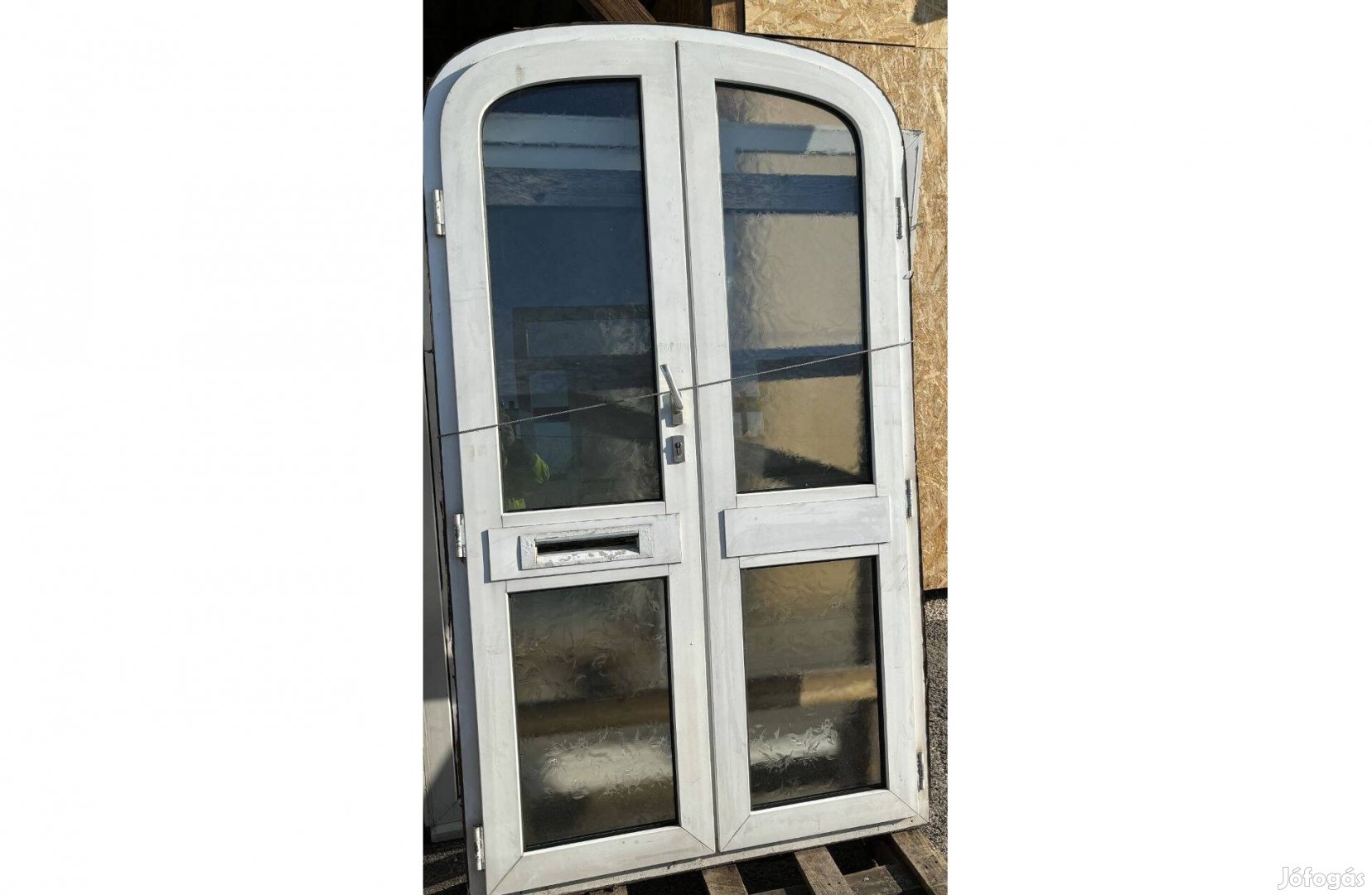 120x210 cm közeli méretű íves kétszárnyú műanyag bontott bejárati ajtó