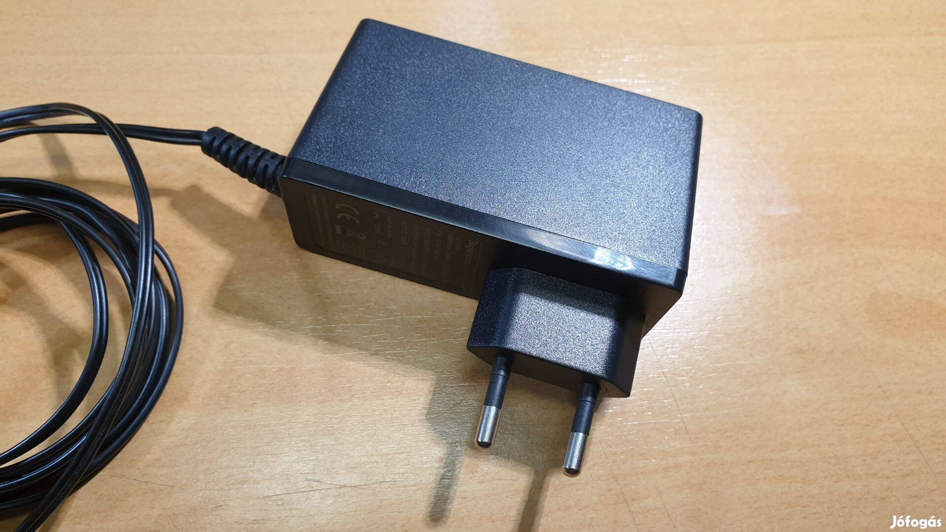 12V / 2,5 A, 30 Wattos töltő eladó