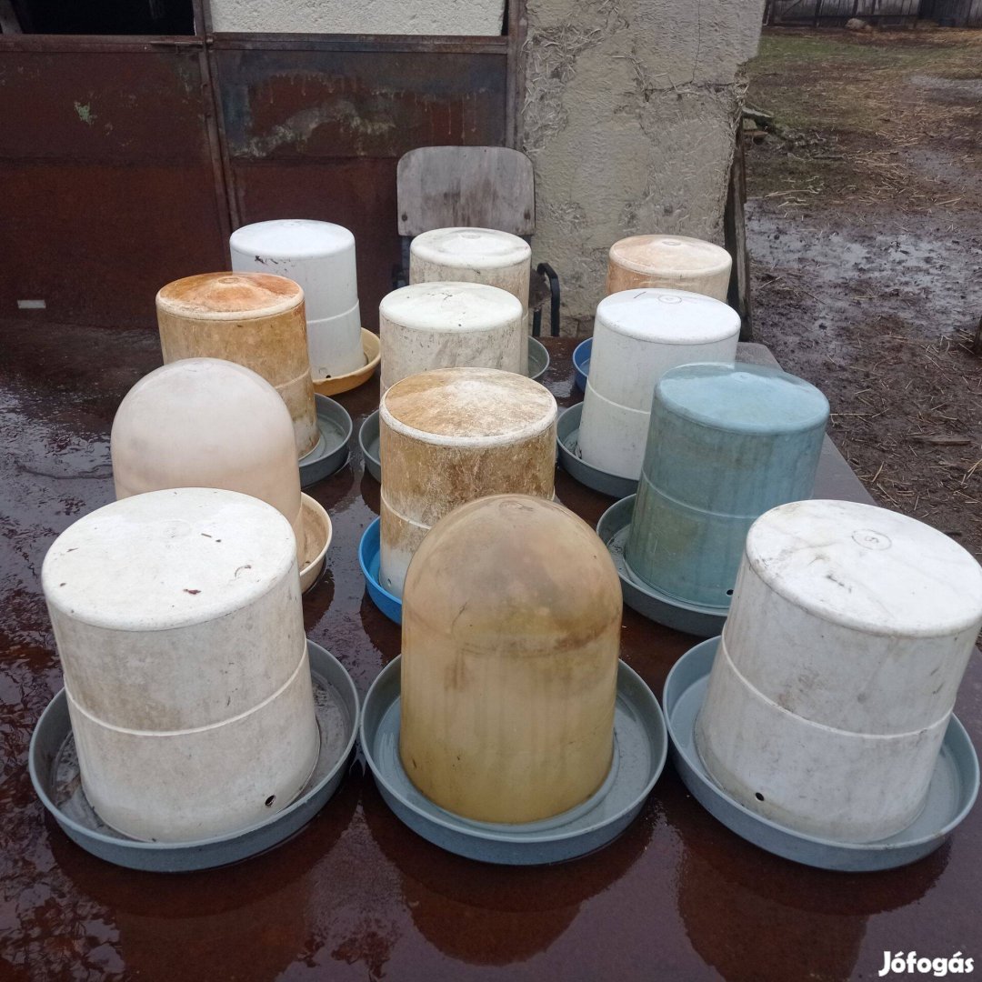 12db. kúpos itató műanyag Kiskunfélegyházán