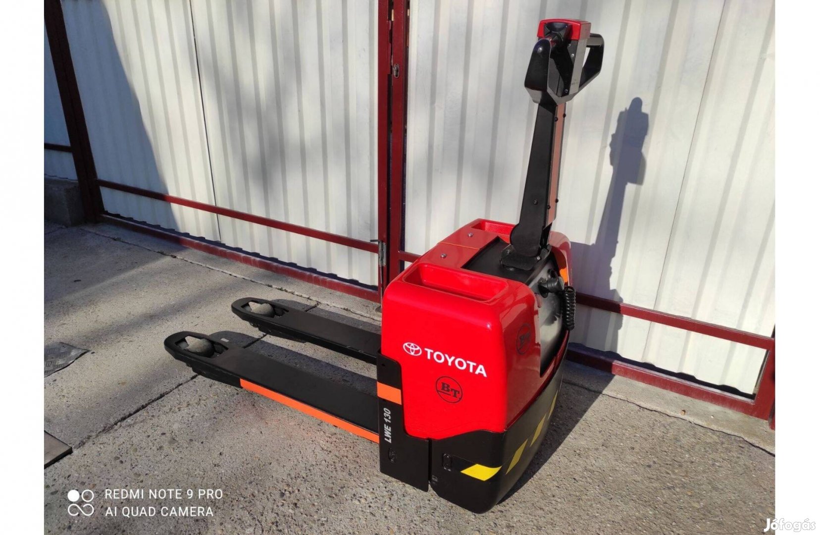 1300 kg-ot emelő Toyota-Bt elektromos raklapemelő béka, targonca