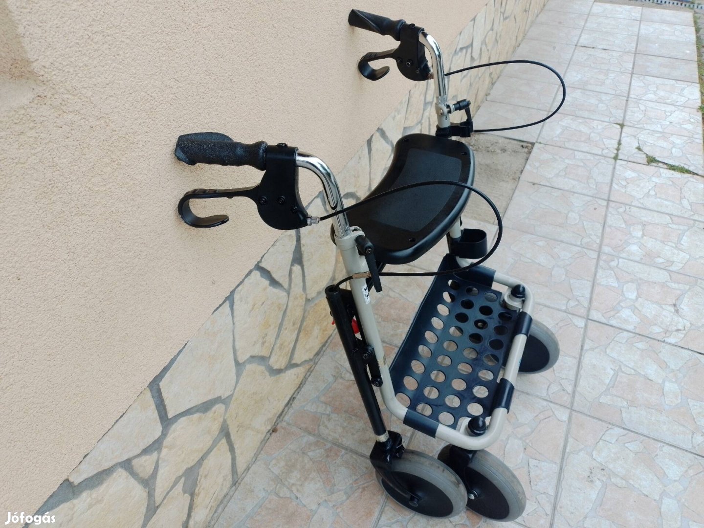 130kg terhelhető Rollator járássegitö orvosi segédeszköz.