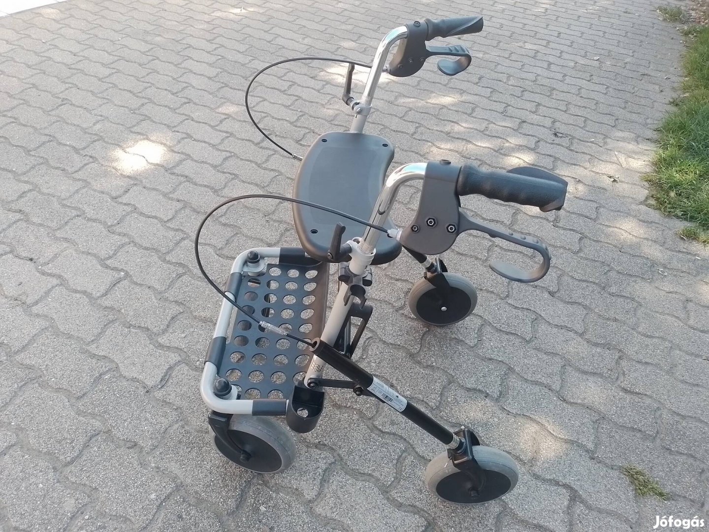 130kg terhelhető Rollator járássegitö orvosi segédeszköz. 