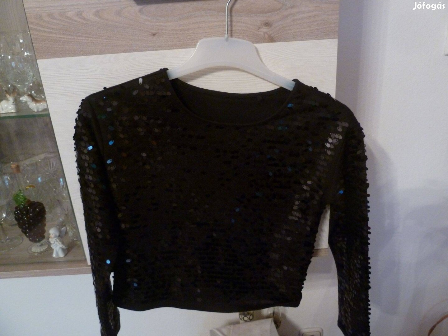 134140-es kislány flitteres felső