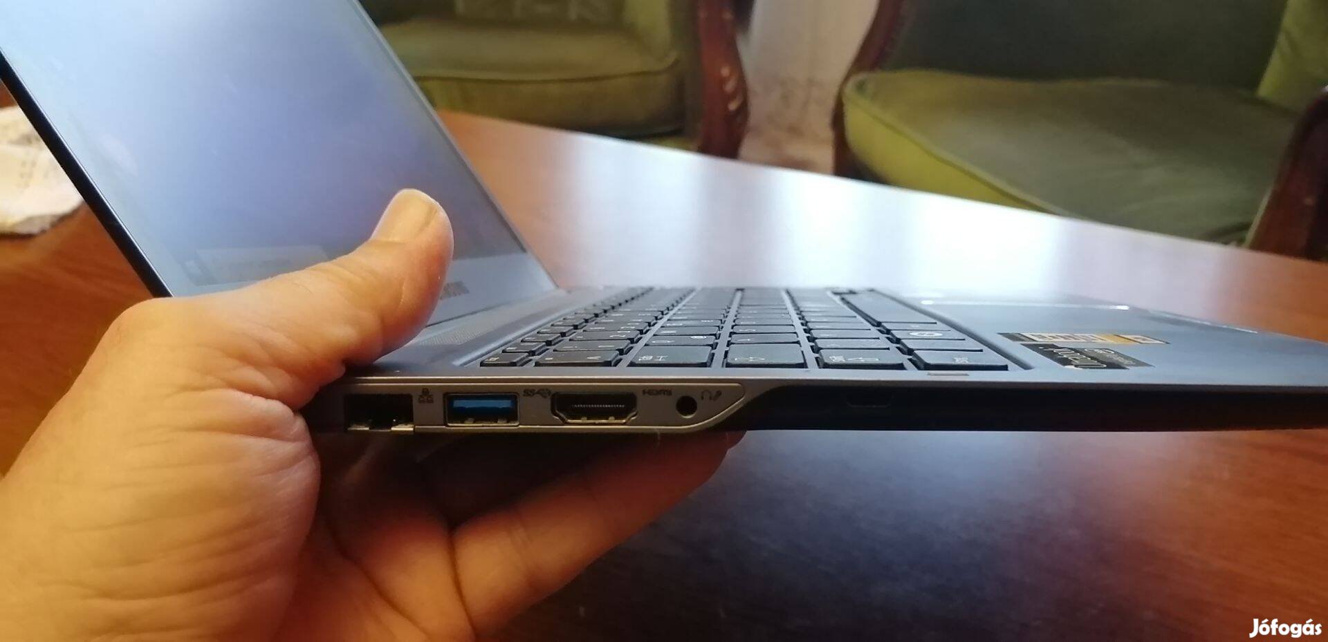 13" Samsung i3-s ultrabook, ssd meghajtó, töltő, jó akku