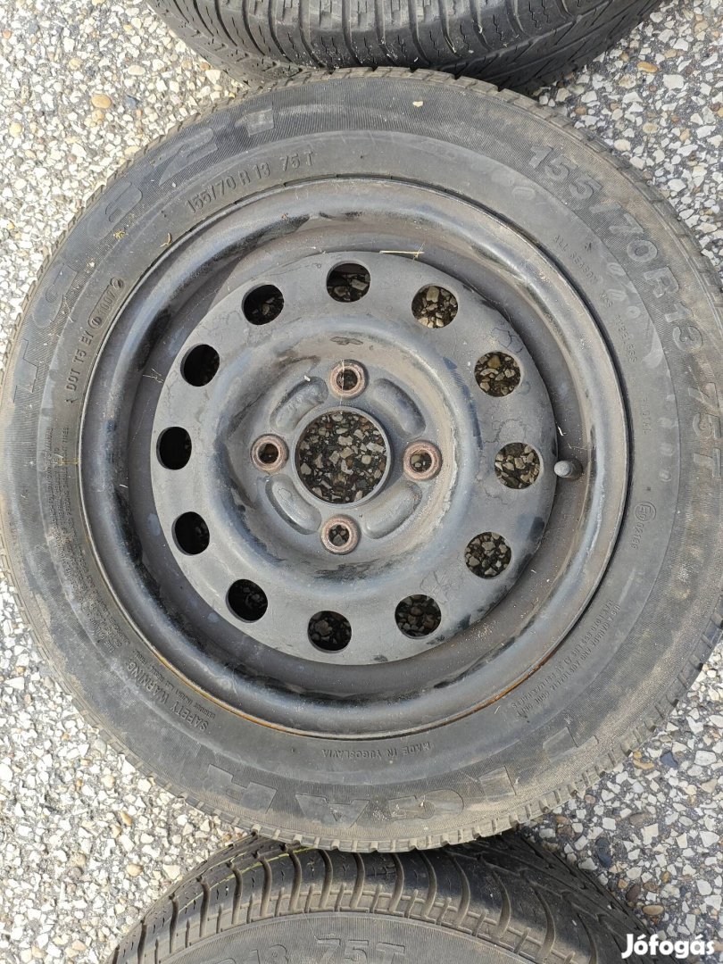 13-as lemezfelni garnitúra (7 db) 155/70 R13 gumikkal