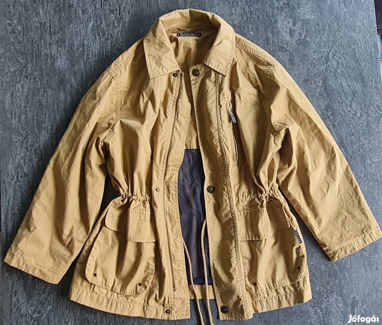 140-es derékban összehúzható, használt átmeneti kabát