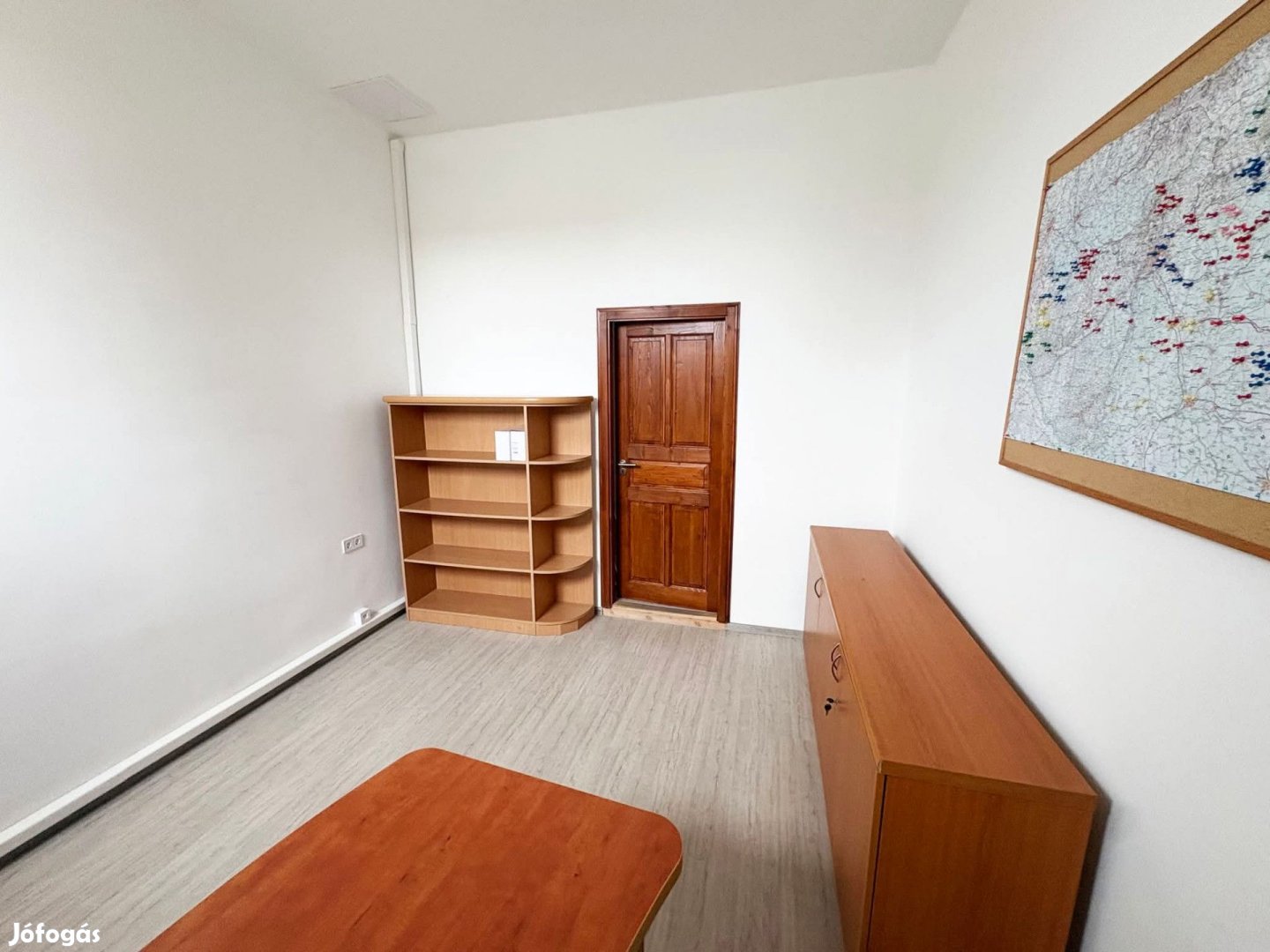 142 nm-es - földszinti , 5 szobás ingatlan kiadó.