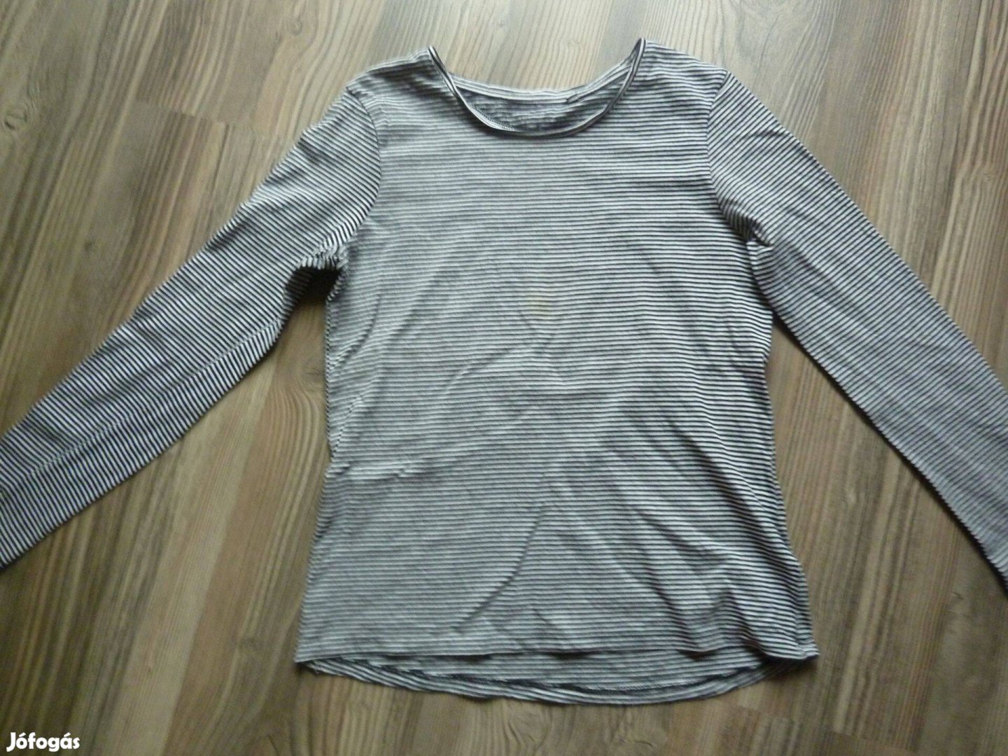 146152-es kislány felső