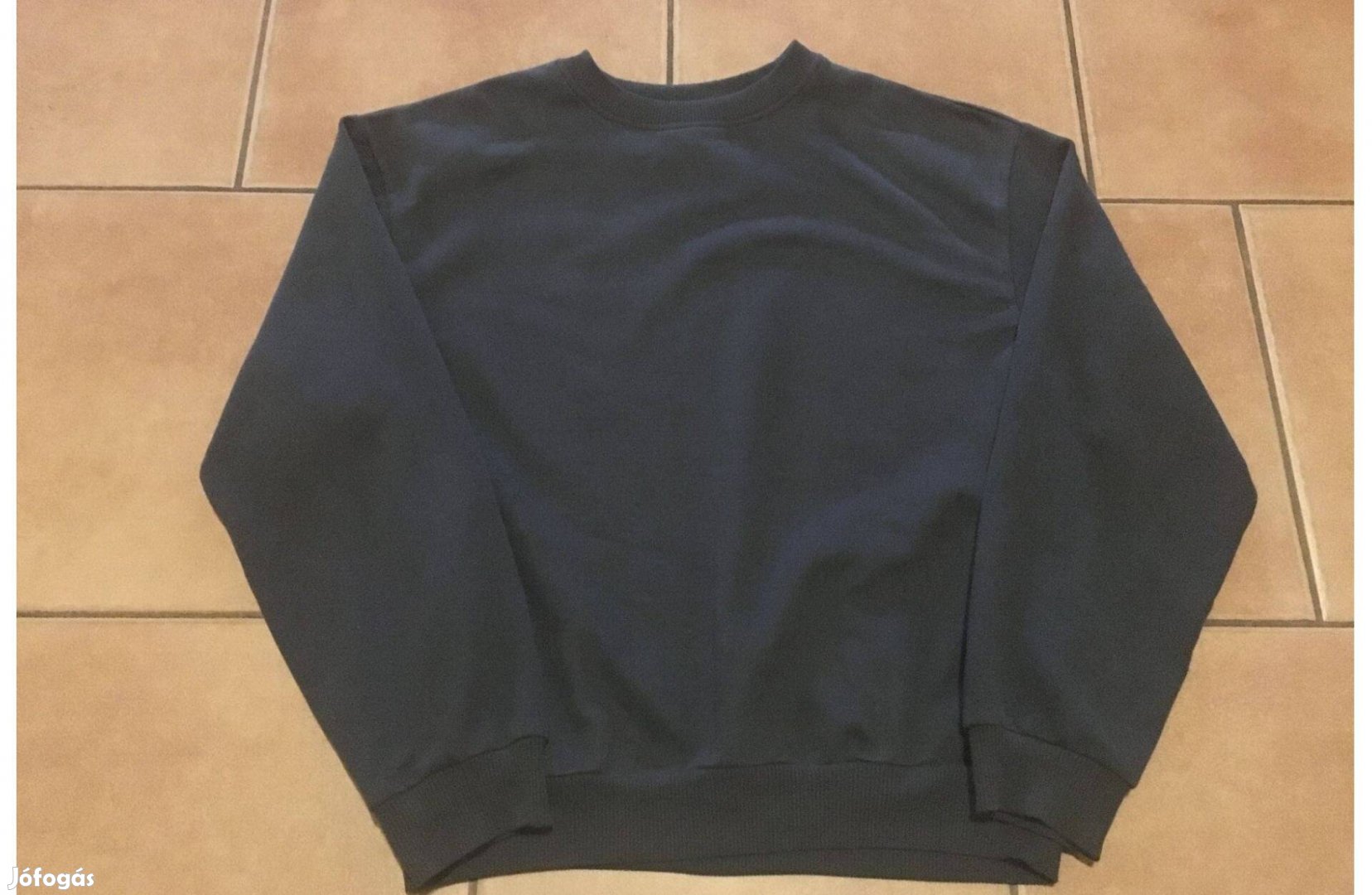 146-152 szinte új fekete pulóver!