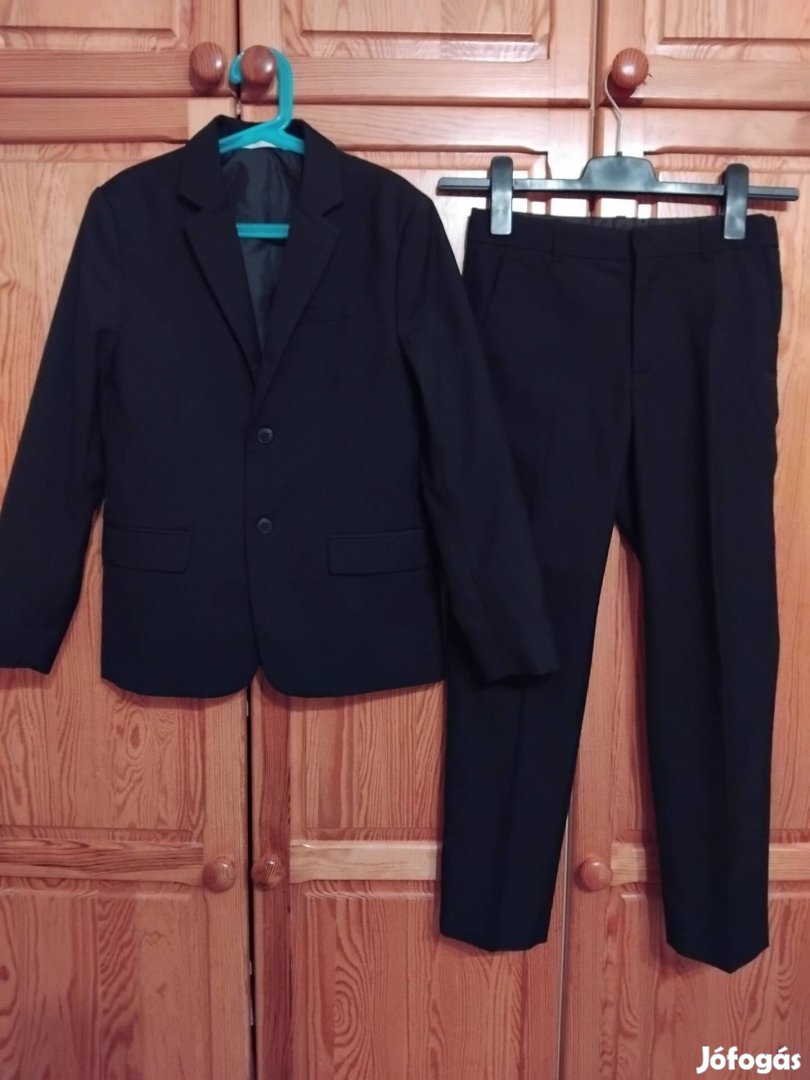 146-os fekete HM elsőáldozó öltöny