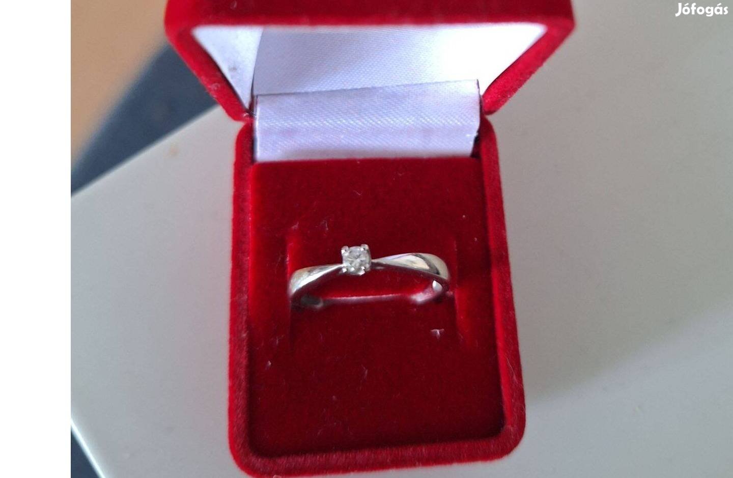 14K fehér arany gyűrű 0,05 ct gyémánt berakással