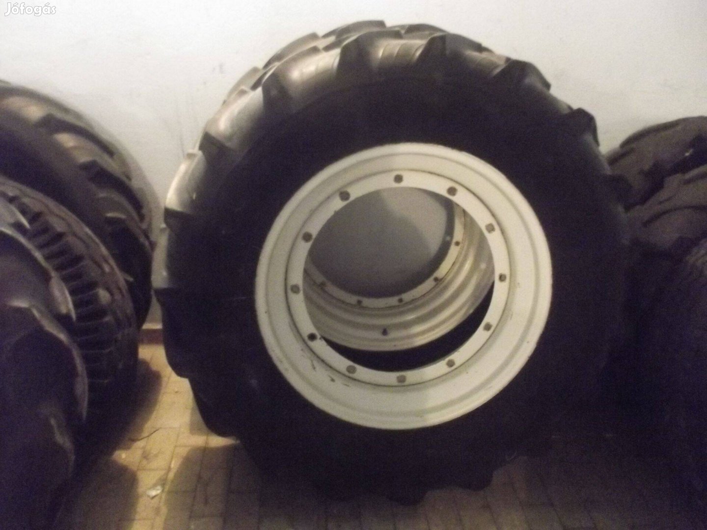 14,9 R 30 szerelt kerék, New Holland felnivel eladó