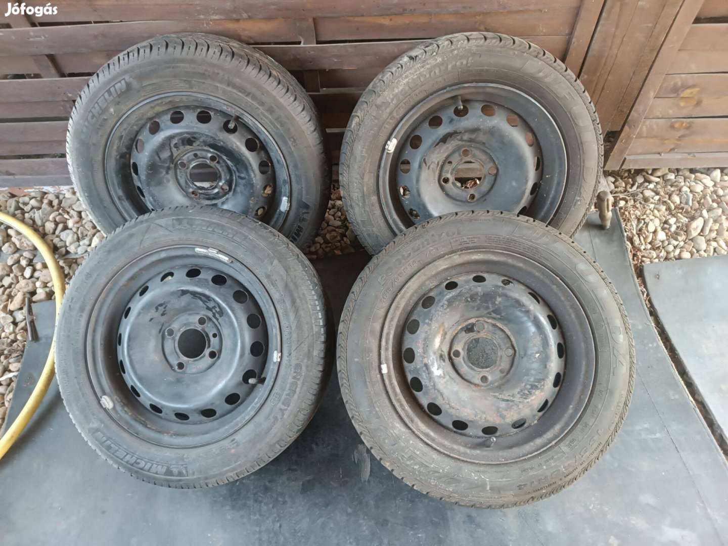 14" 4x100 Gyári Renault lemezfelni nyári gumival eladó!