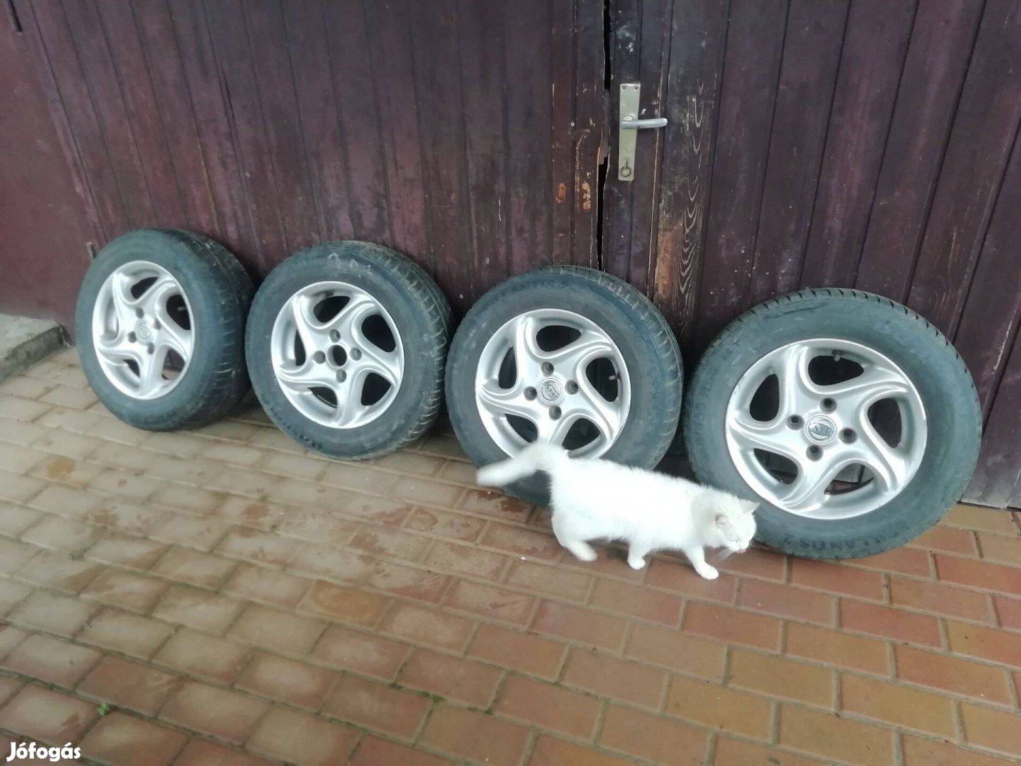 14-es alufelni jó gumikkal, csavarokkal eladó. ladó