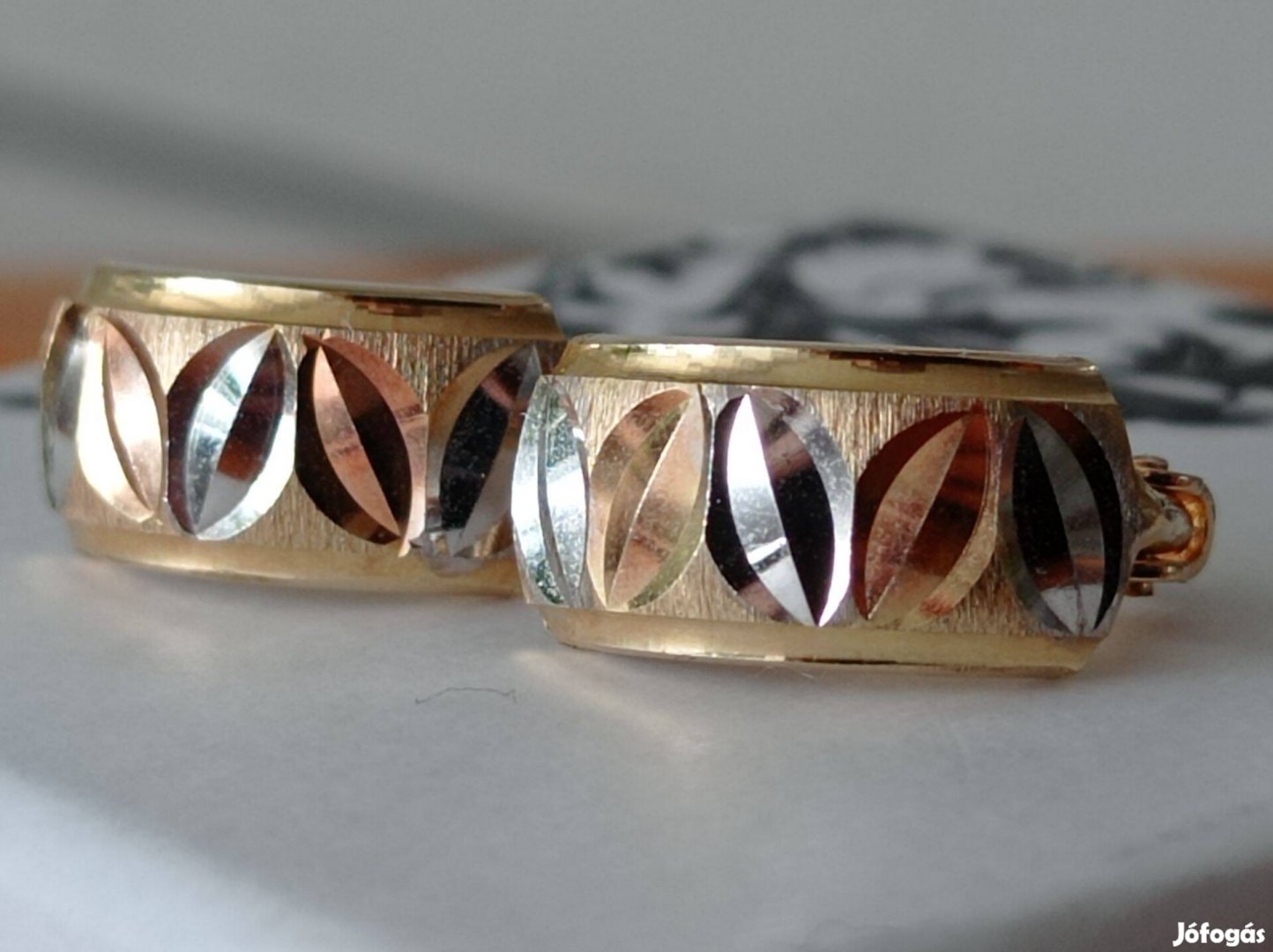 14 karátos, mutatós mintájú arany fülbevaló (12mm átm., 6mm szélesség)