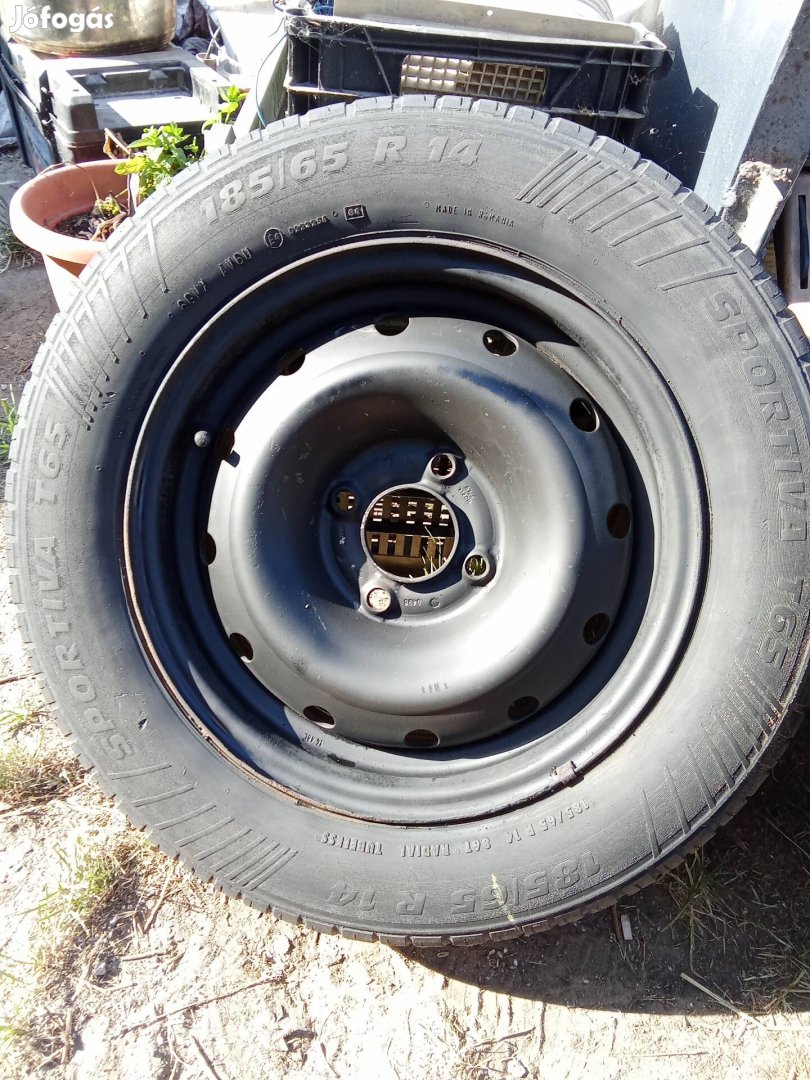 14"os lemezfelni 185/65 R14es nyári gumival