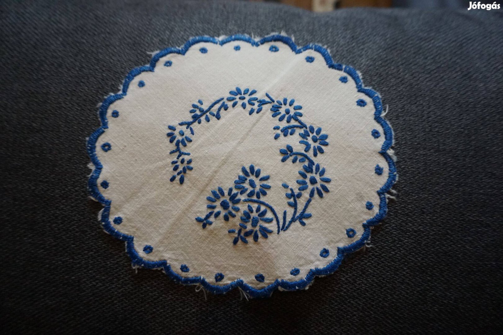 14x16 cm.-es ellipszis alakú kék virág mintás fehér terítő