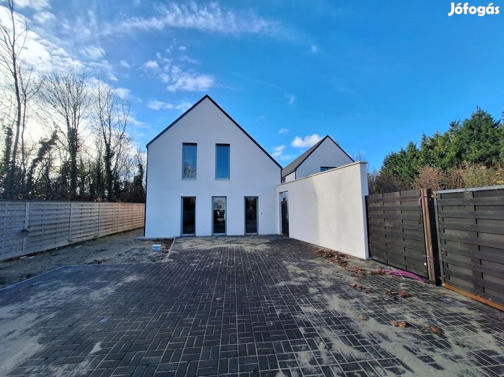 154 nm-es ház eladó Balatonakarattya