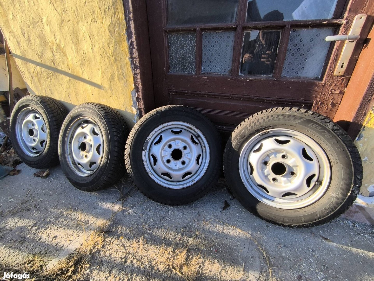 155/70 R13 négyévszakos gumiabroncs és lemezfelnin