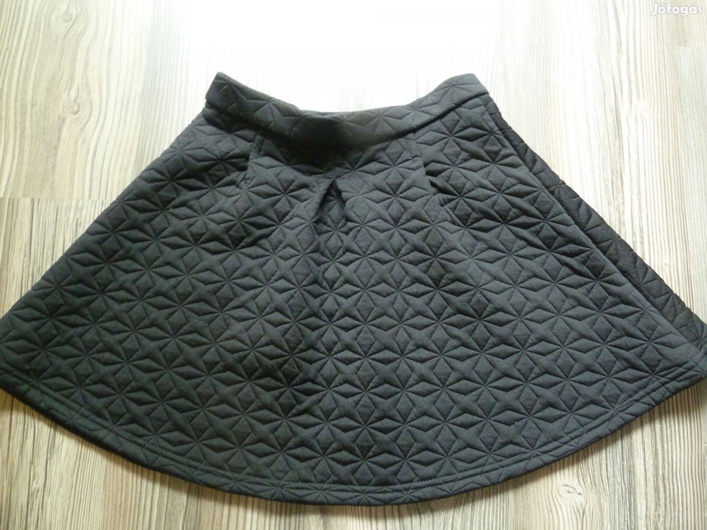 158-as kislány fekete szoknya