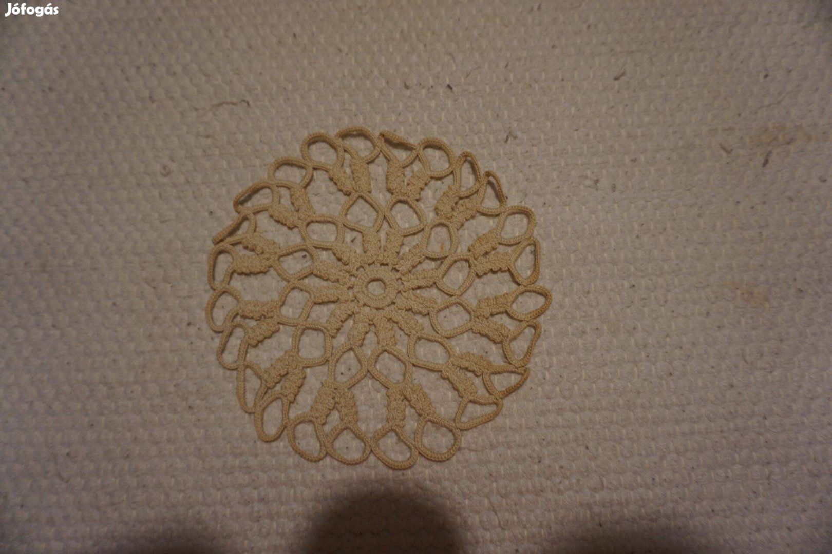 15,5 cm.-es bézs kerek csipke alátét terítő eladó