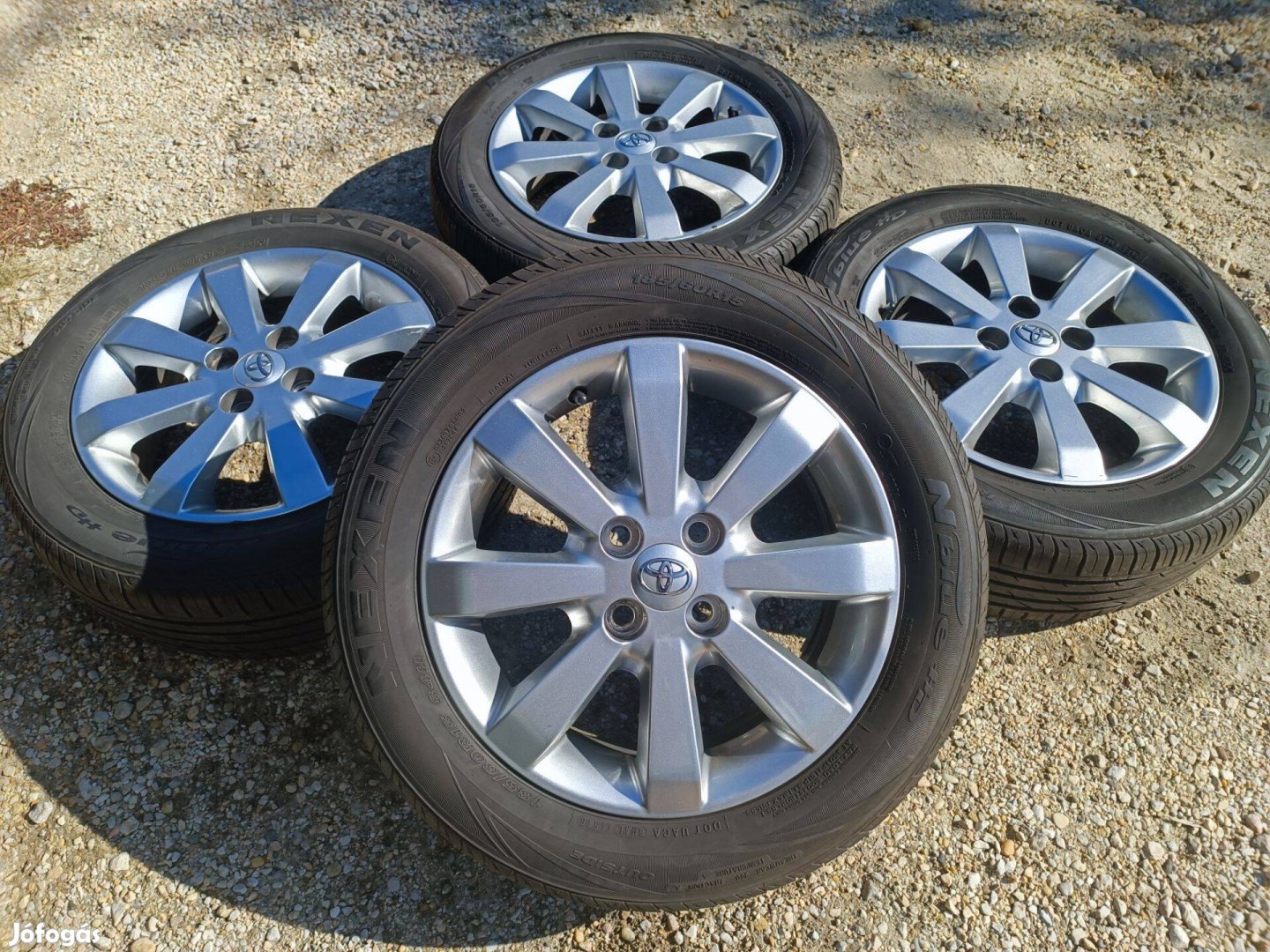 15" 15 gyári Toyota Yaris alufelni felni szett Nexen nyárigumikkal