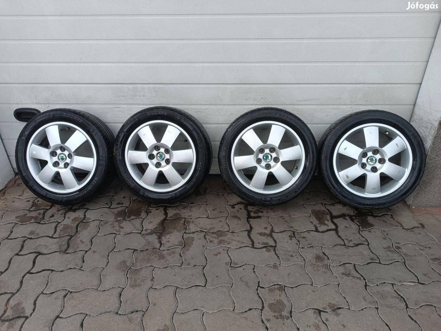 15" 5x100 Gyári Skoda/VW/Seat alufelni nyári gumival eladó!