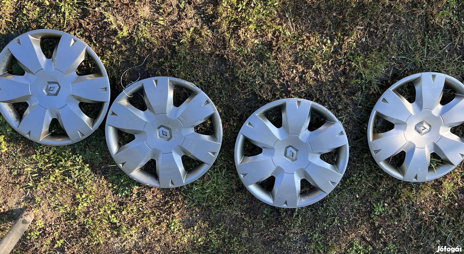 15" Renault gyári dísztárcsa eladó