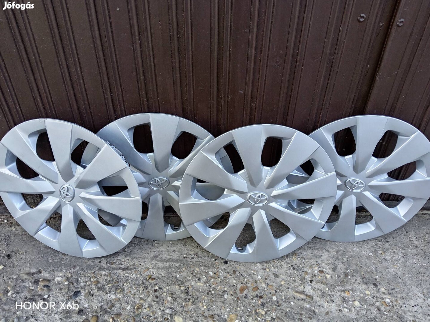 15" Toyota gyári dísztárcsa ,spanyol ,Újpesten 