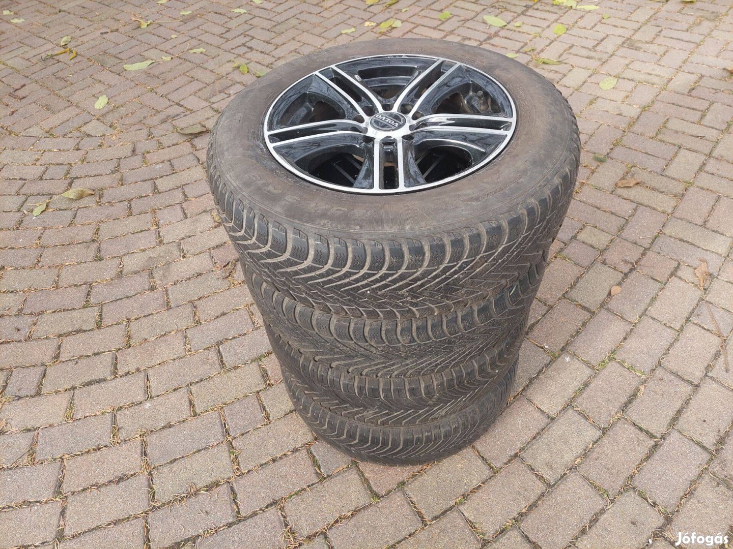 15' fekete lakk többlyukú alufelni 195/65 R15 négyévszakos gumival