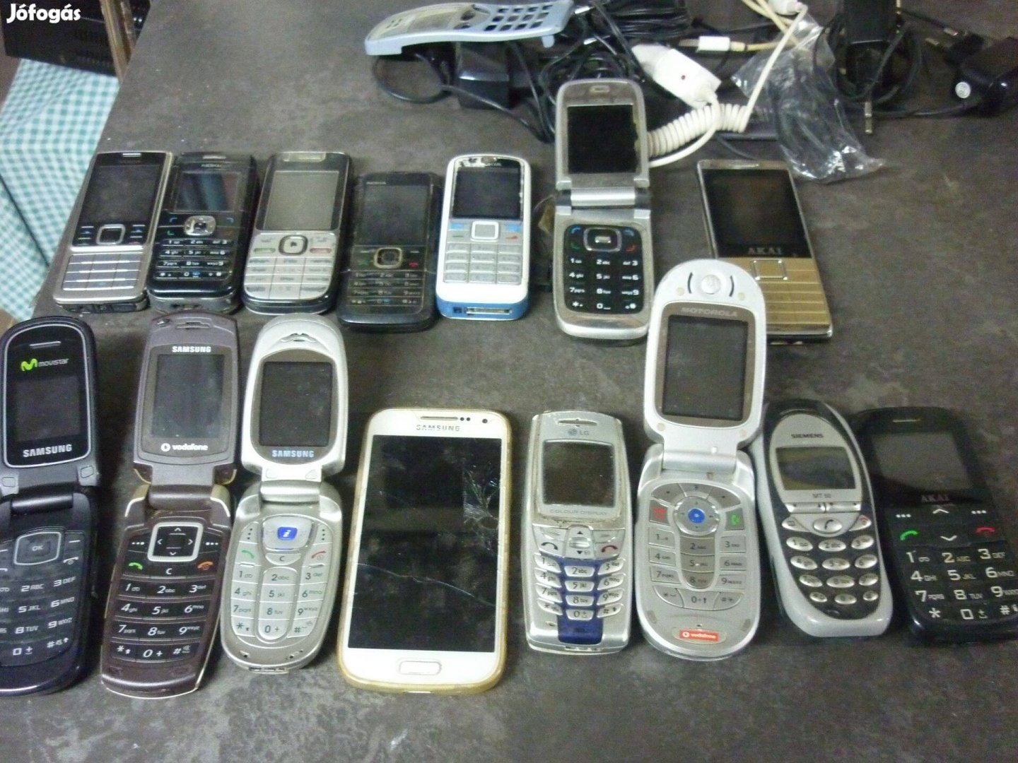 15 darab régi telefon + tartozékok