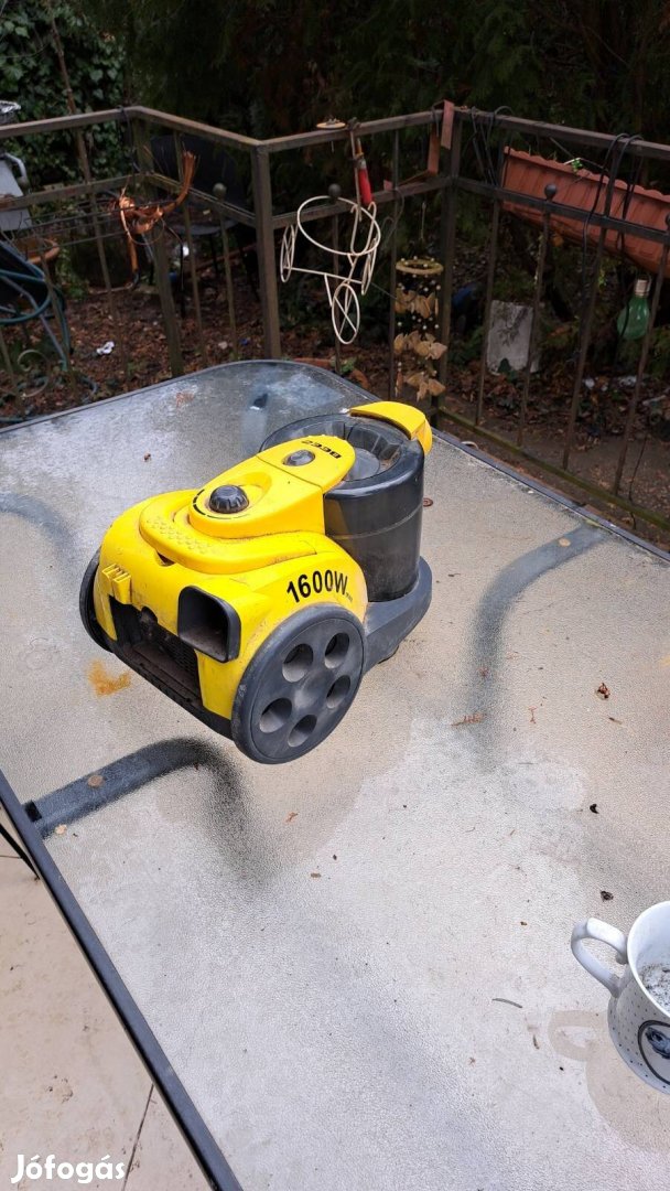 1600 W teljesítményű, porzsák nélküli tartályos porszívó