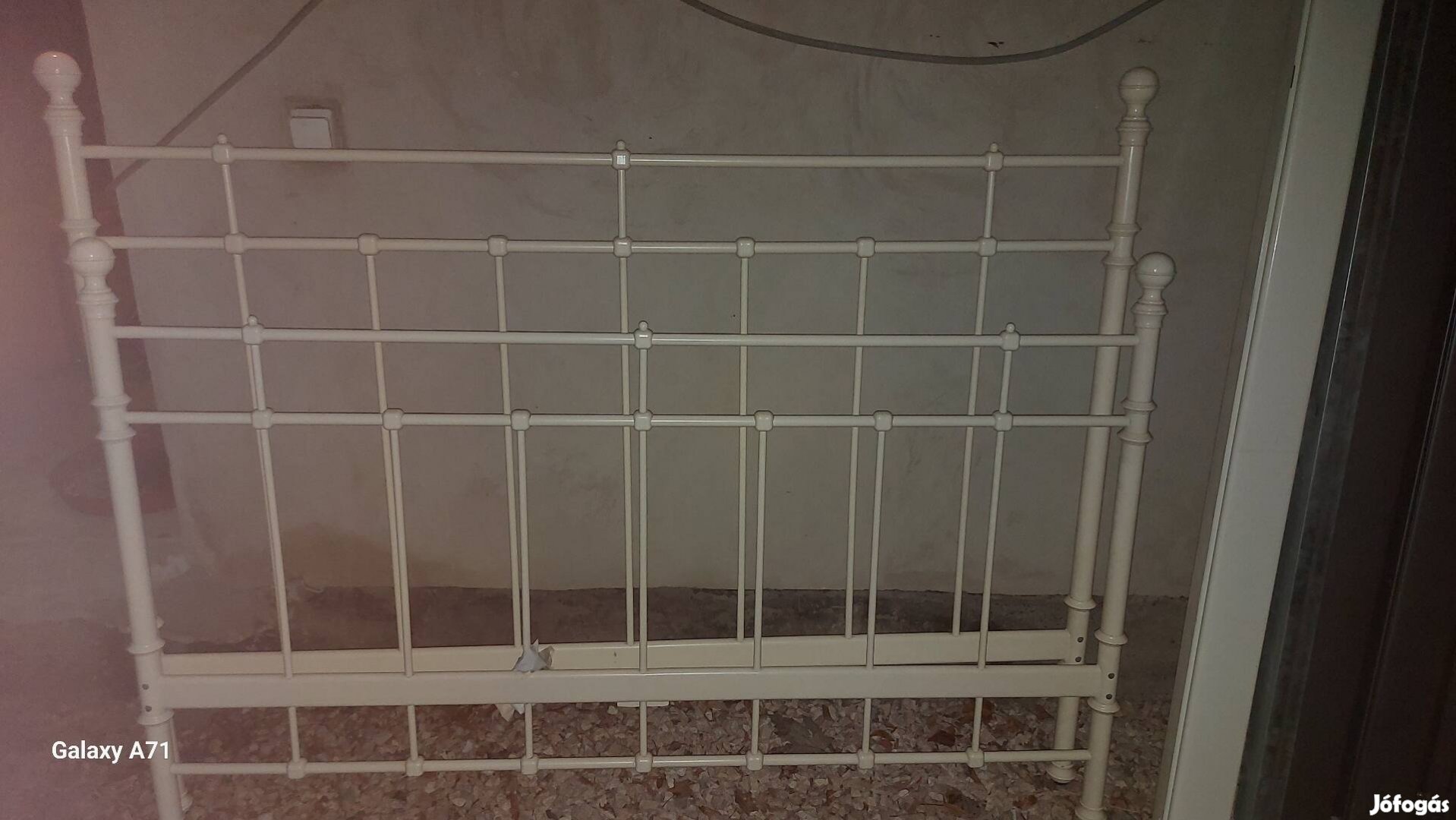 160 x200 ikäs fém ágykeret matracokkal együtt