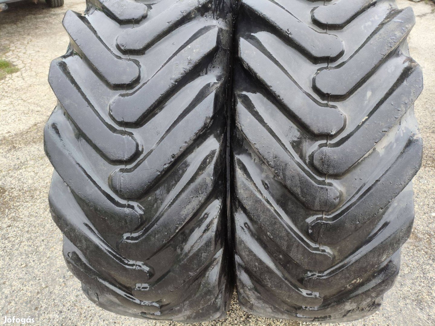 16.9 R28 használt rakodógép, kombi traktor JCB 4CX gumik 16.9r28 16,9
