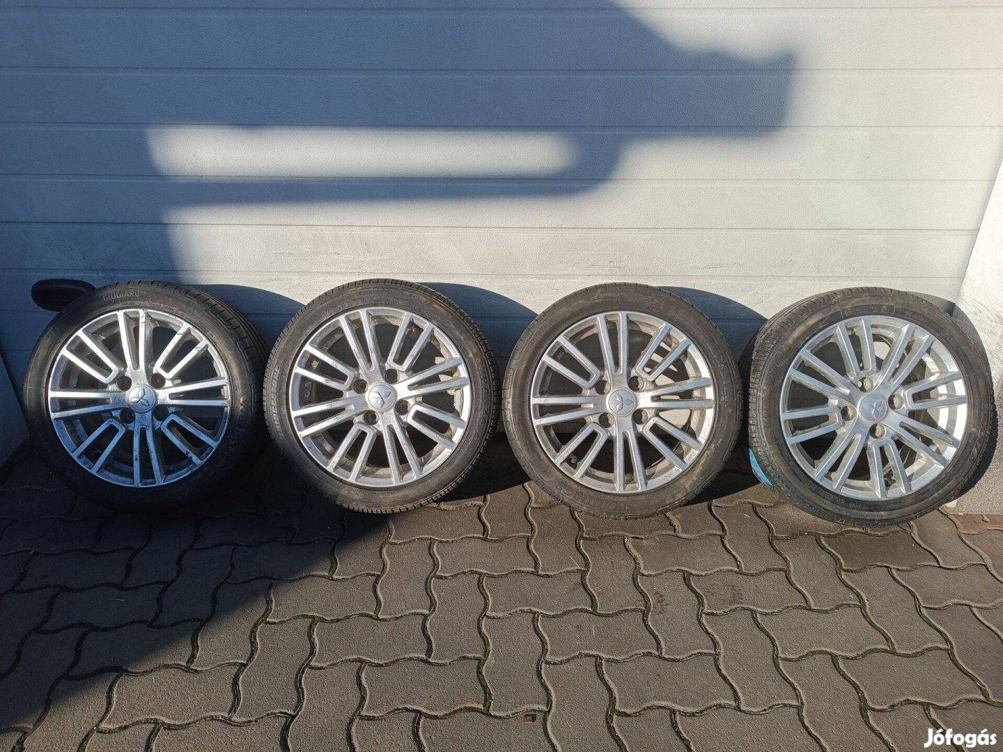 16" 4x114,3 Gyári Mitsubishi alufelni nyári gumival eladó!