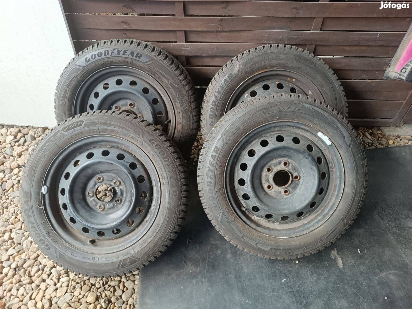 16" 5x114,3 felni 205/60 Újszerű Good/Year téli gumival eladó!