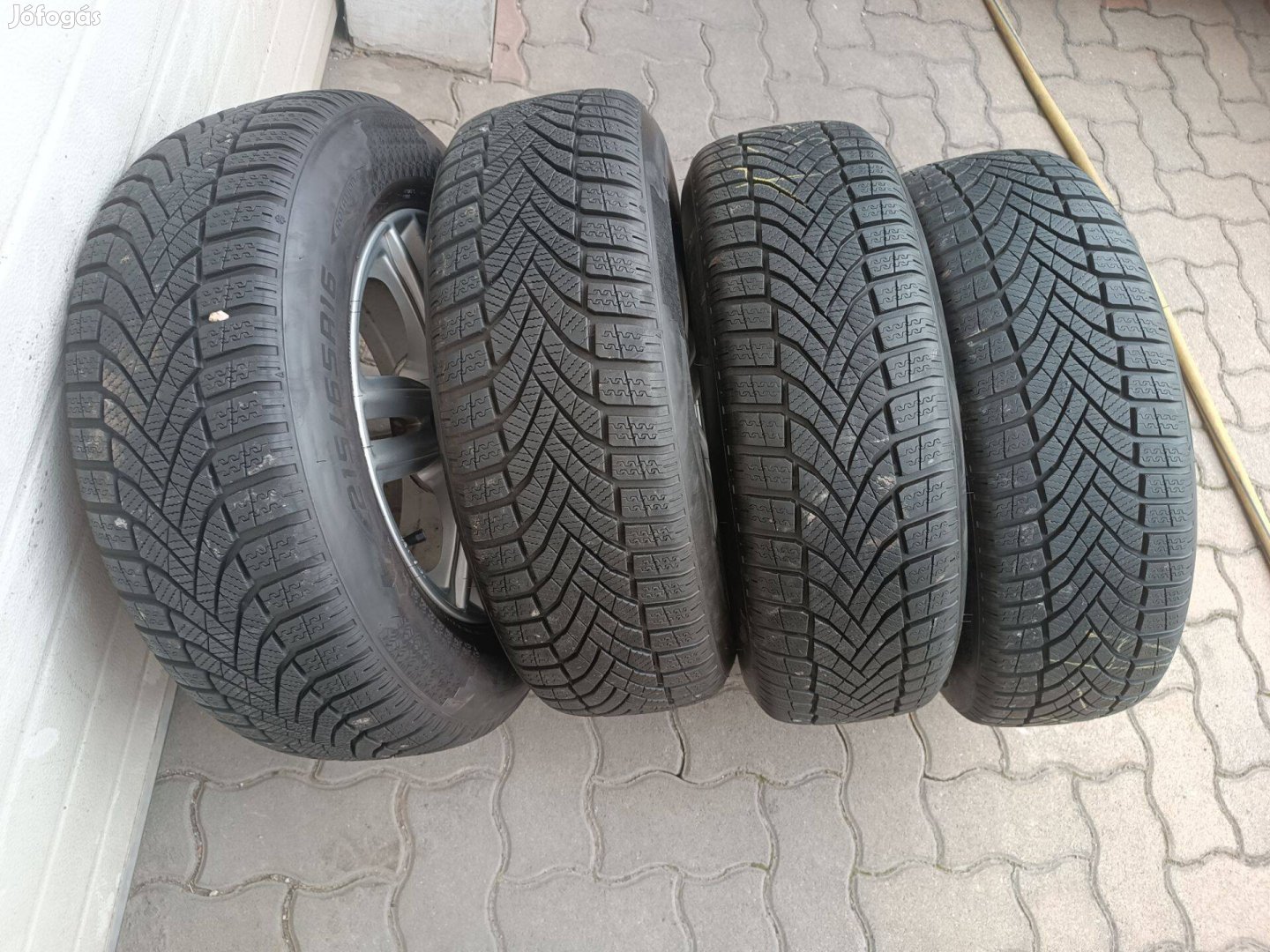 16" Újszerű 215/65 R 16 Falken téli gumi eladó!