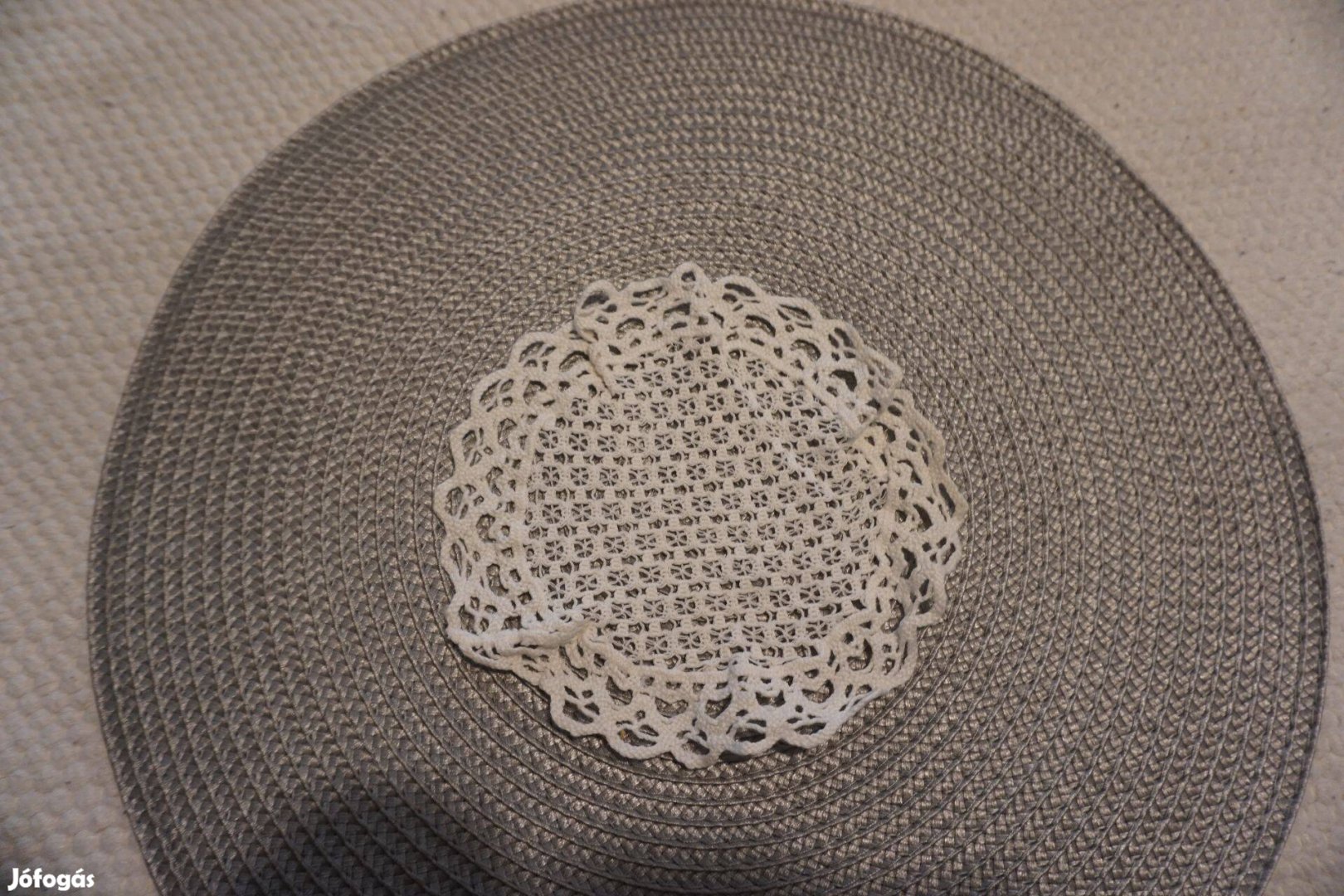 16 cm.-es fehér kerek csipke alátét terítő eladó