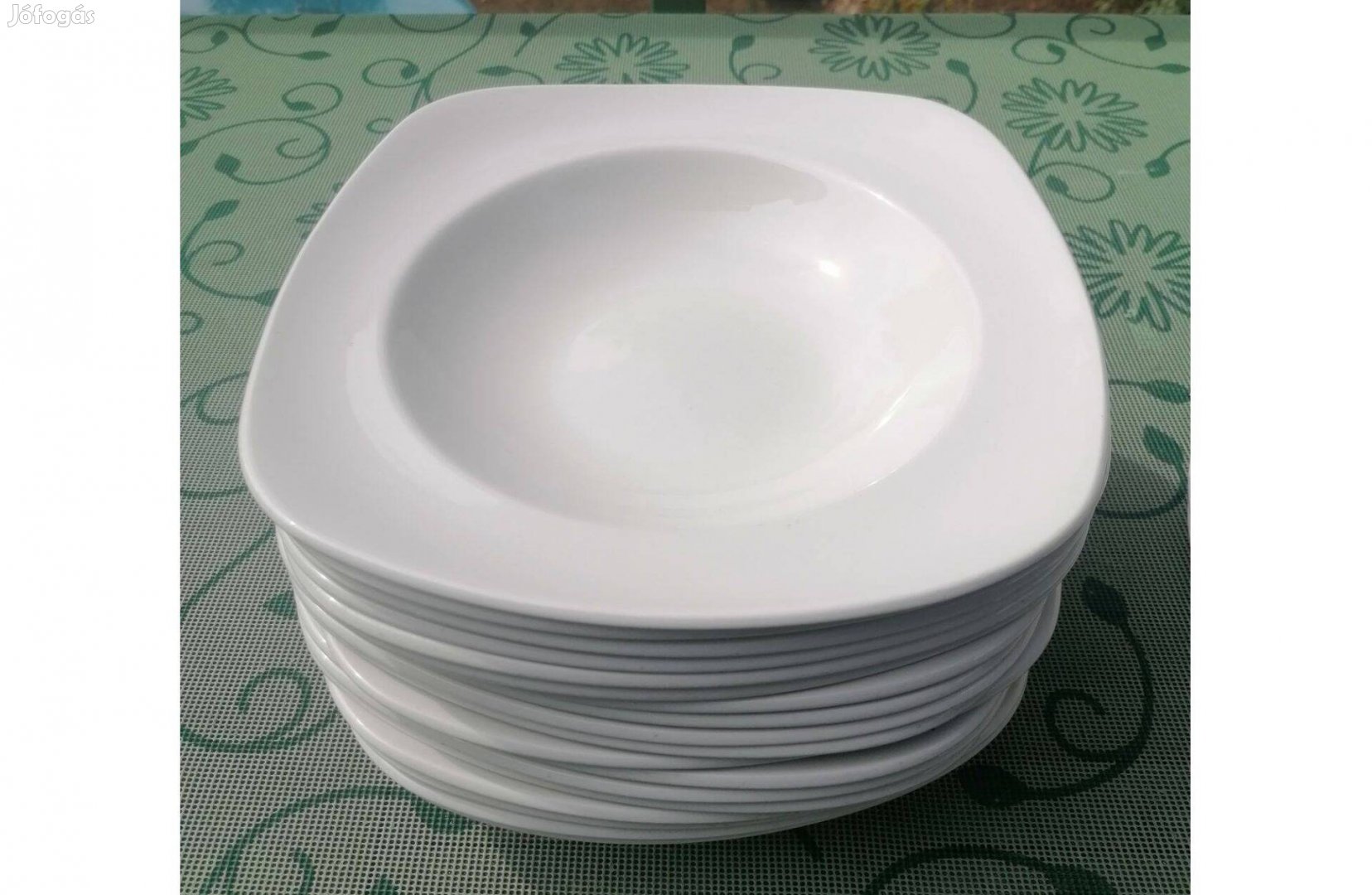 16 db 28 cm-es Chuchill márkájú szögletes mély tányér eladó!