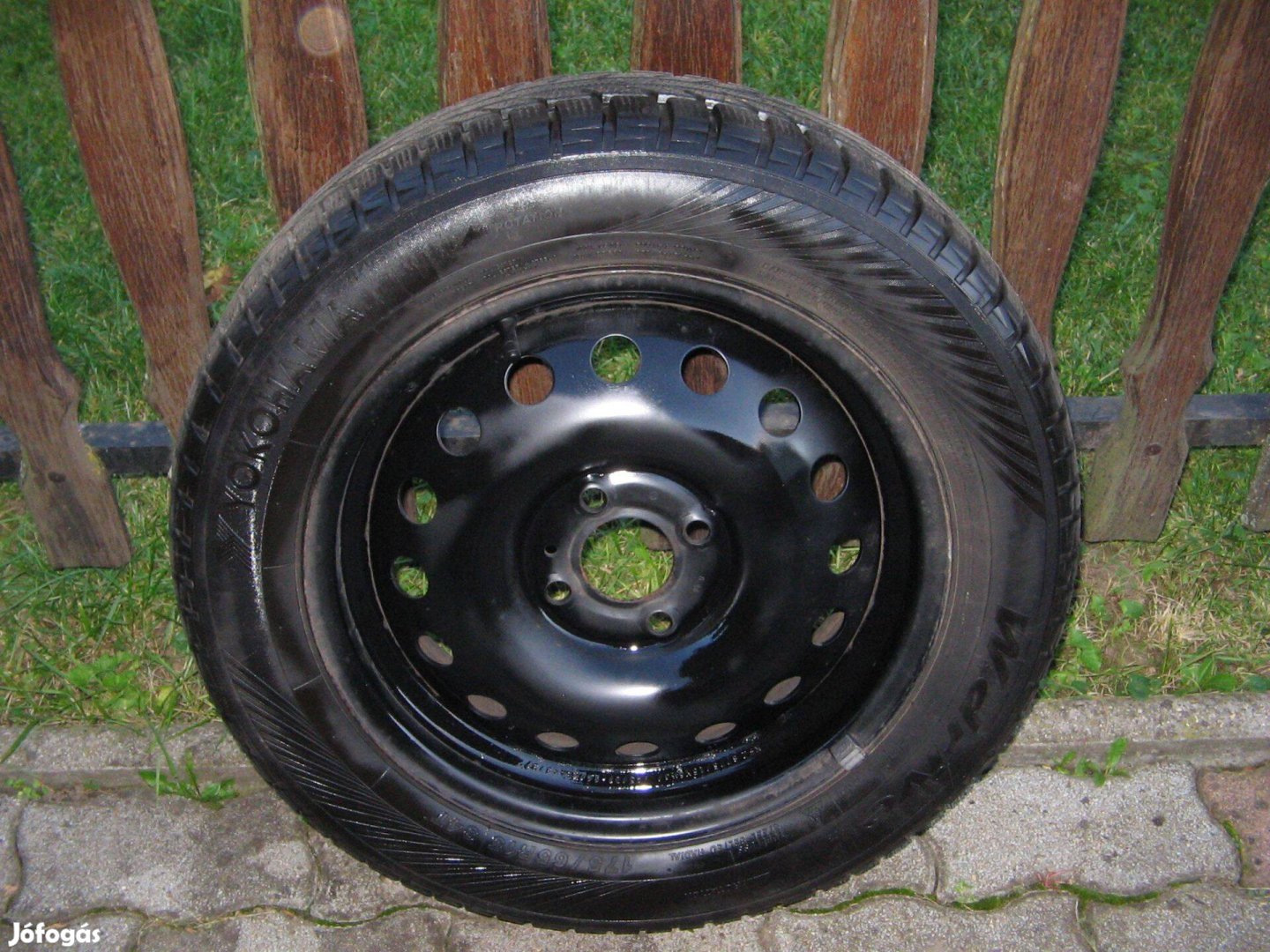 175/65R15 téli garnitúra felnin Nissan-hoz eladó!