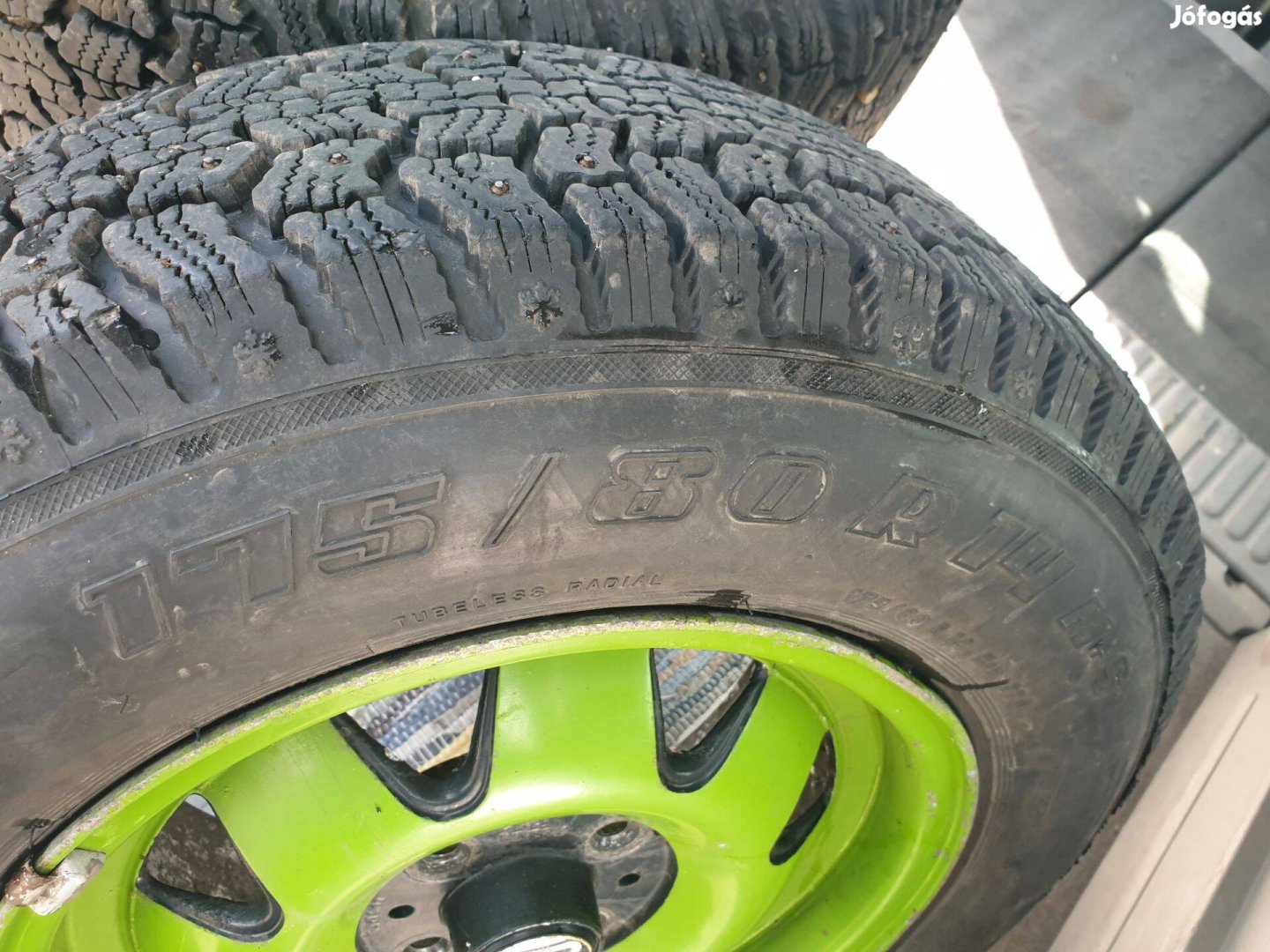 175/80 R14, szeges gumi