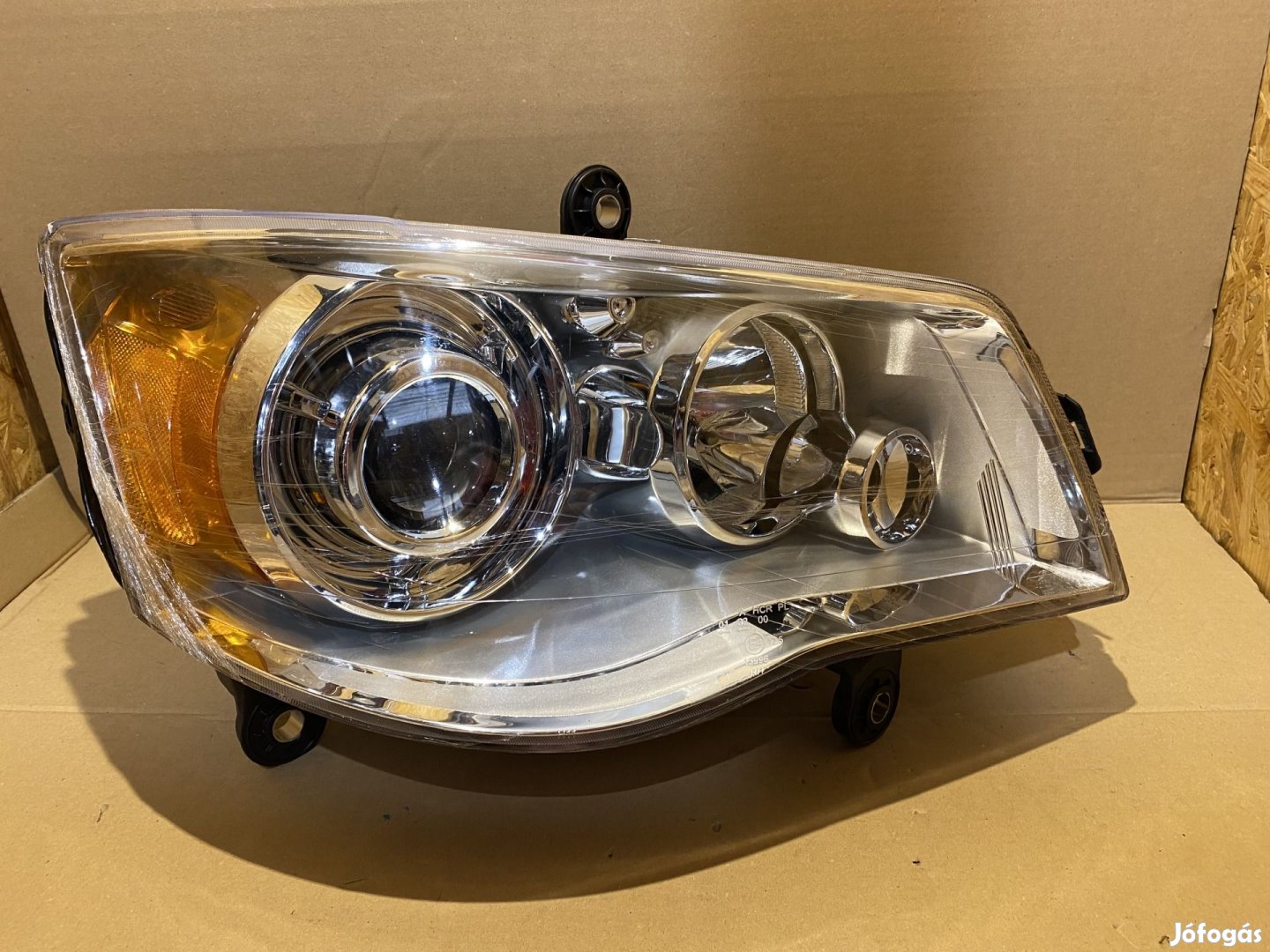 177921 Chrysler Voyager 2011-2015 utángyártott új Jobb első Xenon
