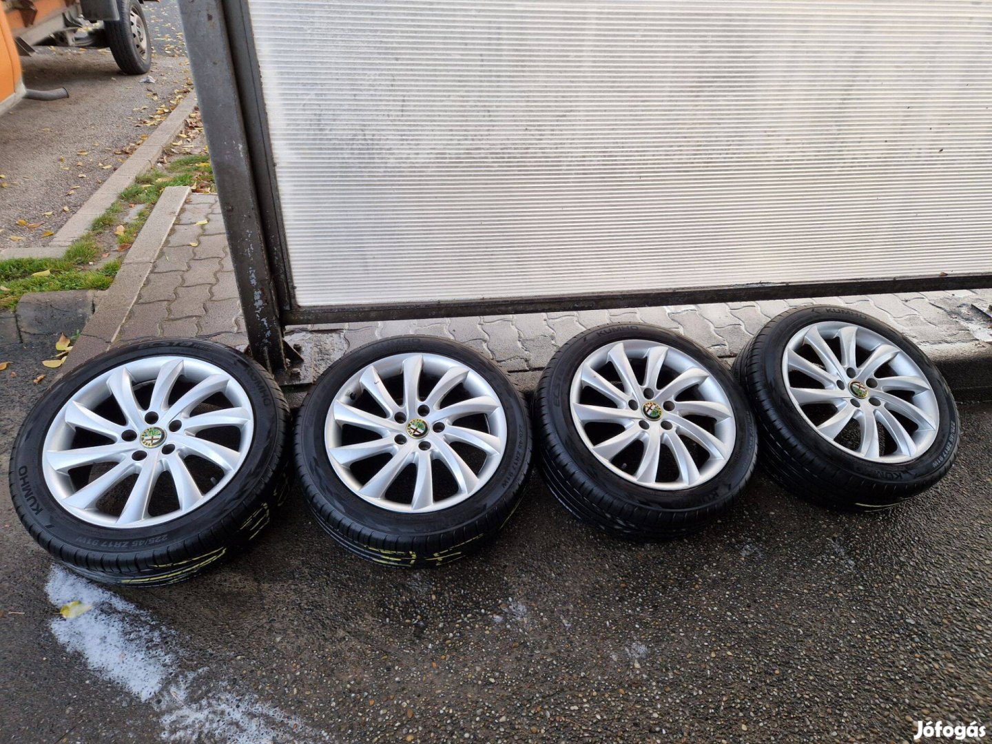 17" Alfa Romeo alufelni Kumho nyári gumival szerelve