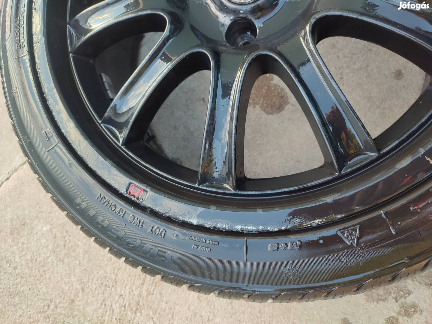 17" alufelni, normál állapotban, újszerű négyévszakos gumikkal 