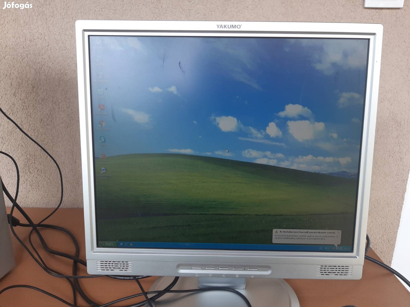 17 colos yakumo LCD monitor  kábeleivel