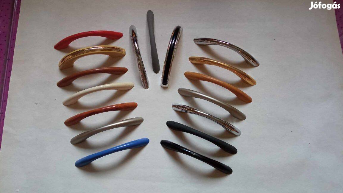 17 db műanyag 64 mm es fogantyú együtt 1500 Ft