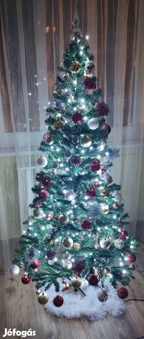 180 cm műfenyő díszekkel eladó Szegeden