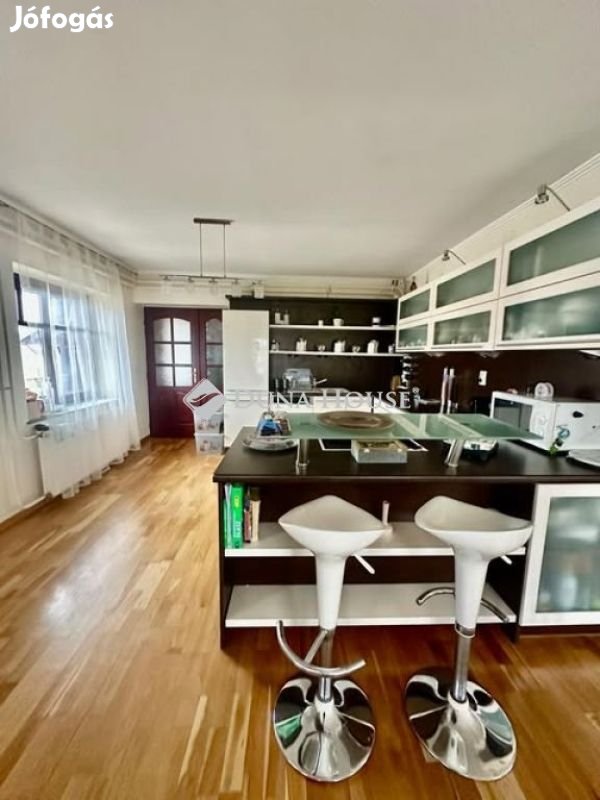 180 nm-es ház eladó Pécs