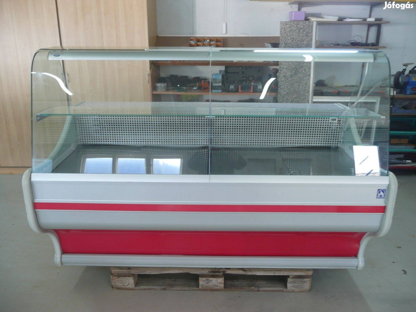 180cm -es hajlított üveges alsó tárolós hűtőpult csemegepult