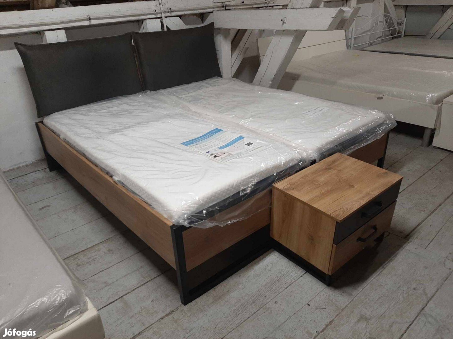 180x200cm-es franciaágy, 1db éjjeli szekrénnyel, új matracokkal eladó
